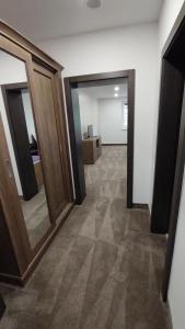 um corredor com dois espelhos e um quarto em GÓL CENTRUM RESORT em Sabinov