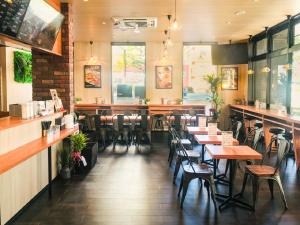 HOTEL LiVEMAX Hakata Nakasu 레스토랑 또는 맛집