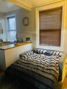 een slaapkamer met een bed, een wastafel en een klok bij 1 bedroom spacious apartment in Lytham St Annes