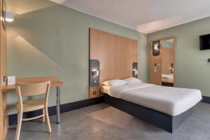 Tempat tidur dalam kamar di B&B HOTEL Bayonne Tarnos