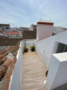mit Blick auf einen Balkon eines Hauses in der Unterkunft Casa da Serpa Pinto in Évora