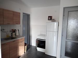 uma cozinha com um frigorífico branco e um fogão em Borostyán Vendégház em Balatonkeresztúr