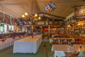 - un restaurant avec des tables et des chaises blanches dans l'établissement Pension Auf der Olk mit Röpertsmühle, à Veldenz