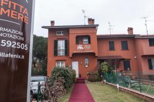 een huis met een bord ervoor bij VILLA FENIX OSIO SOTTO in Osio Sotto
