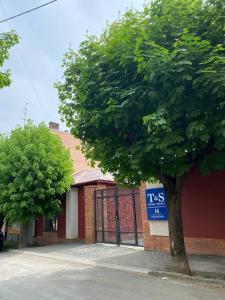 un edificio con una señal de tass junto a un árbol en T&S Apart-Hotel en Chernivtsi