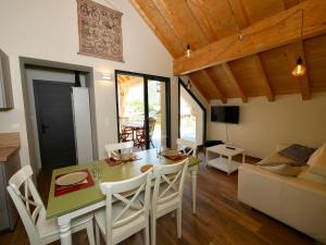 une salle à manger et un salon avec une table et des chaises dans l'établissement Lodge Fabisa, à Le Vert