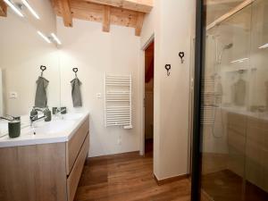 une salle de bain avec lavabo et douche dans l'établissement Lodge Fabisa, à Le Vert