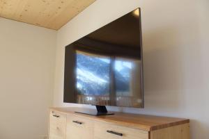 TV a/nebo společenská místnost v ubytování Chalet Sternenhimmel