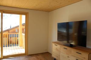 TV a/nebo společenská místnost v ubytování Chalet Sternenhimmel