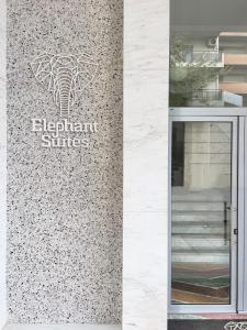 une façade d'un bâtiment avec un panneau indiquant des surfaces intelligentes dans l'établissement Elephant Suites, à Thessalonique