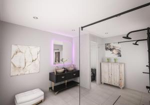 蘭皮的住宿－BLACK AMBER BOUTIQUE HOTEL，一间带玻璃淋浴和卫生间的浴室