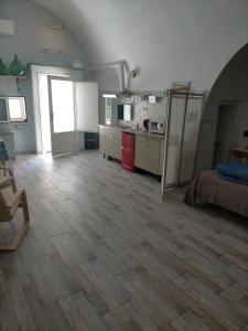 une grande chambre avec une cuisine et un salon dans l'établissement Mandala Le Gardien, à Palagiano