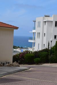 un edificio con el océano en el fondo en Eden Heights Sea View Apartment 502 - By IMH Travel & Tours, en Pafos