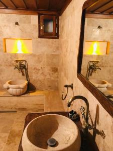 La salle de bains est pourvue d'un lavabo et d'un miroir. dans l'établissement MEGLEN KONAK, à Sirince