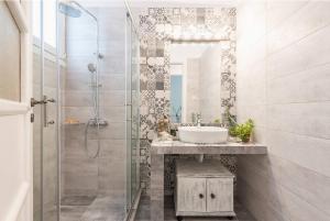 A bathroom at Casa Pamisou near Attiki metro station Még 21 kép
