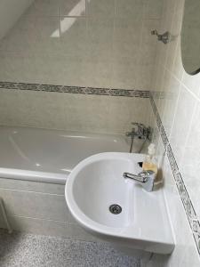 A bathroom at Hotel Sonnenhof/Slavia