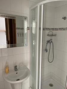 A bathroom at Hotel Sonnenhof/Slavia