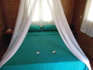 En eller flere senge i et værelse på Sunset Springs Beach Retreat