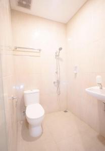 La salle de bains est pourvue de toilettes et d'un lavabo. dans l'établissement SENAYAN SUITES, à Jakarta