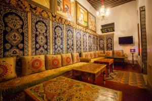 un soggiorno con divano e tavolo di Riad Las Mil y una Noches Tetuan a Tétouan