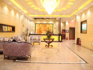 The lobby or reception area at GreenTree Inn Guangzhou Panyu Chimelong Paradise Business Hotel