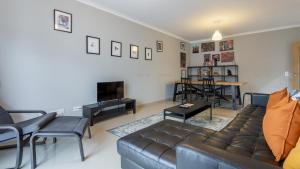 - un salon avec un canapé et une table dans l'établissement Spacious & Modern 3BDR Apartment in Algarve by LovelyStay, à Silves