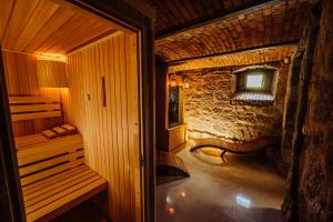 Pokój z sauną z ławką i oknem w obiekcie Centrum Spokoju - Domki w Karkonoszach w mieście Podgórzyn