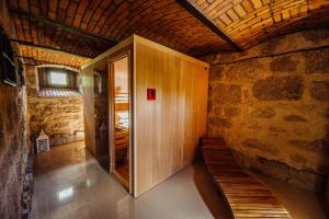 Zimmer mit Holztür in einem Zimmer mit Bänken in der Unterkunft Centrum Spokoju - Domki w Karkonoszach in Podgórzyn