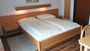 Letto o letti in una camera di Gasthof Strobl Waldfrieden Garni