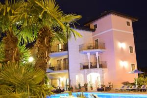 The swimming pool at or close to Residenza Le Due Torri