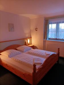 a bedroom with two beds and a window at Pension Drei Elstern in Schierke