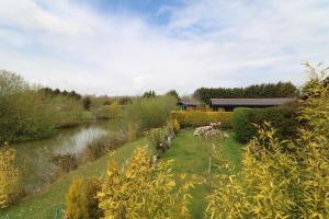 un jardín junto a un río con un edificio en Little Eden Country Park, Bridlington with Private Hot Tubs, en Bridlington