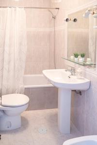 een badkamer met een wastafel, een toilet en een douche bij Apartamento AGUADULCE in Sanlúcar de Barrameda