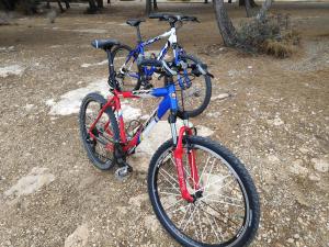 dwa rowery zaparkowane obok siebie w obiekcie Paraíso en Cala Llobeta w mieście Calafat