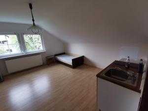 una sala de estar vacía con fregadero y sofá en Wohnung Michelle, en Ehekirchen