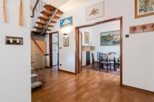 un pasillo con una escalera que conduce a un comedor en Residenza la Principina by Mmega, en Lido di Camaiore