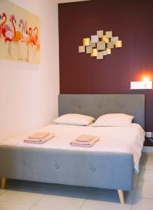 a bedroom with a bed with two towels on it at Appartement climatisé hyper-centre de Toulon in Toulon