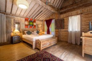 een slaapkamer met een bed in een houten hut bij Secret Wooden Cabins in Jimbaran