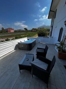 Bazén v ubytování B&B Villa Nunzia nebo v jeho okolí