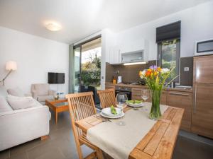 eine Küche und ein Wohnzimmer mit einem Tisch und Stühlen in der Unterkunft City Holiday Apartment in Dubrovnik