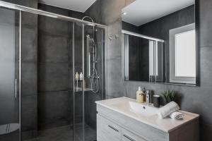 Kúpeľňa v ubytovaní WYZ Attiki Aparthotel + 37 fotografií