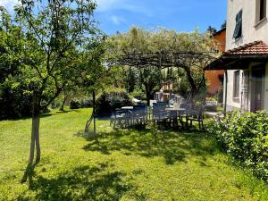 Jardín al aire libre en Albergo Garrè