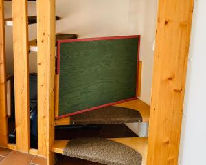 TV a/nebo společenská místnost v ubytování Austernfischer Prerow - Schönes Ferienhaus in Toplage mit großem Garten für Familie und Freunde