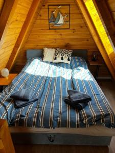 a bed in the attic of a cabin at Edelin Lake House in Szögliget
