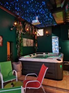 Saint-MauriceにあるVilla Maelio Jacuzzi Sauna et Salle de jeux - Privatifの天井に星が輝く部屋のジャグジー浴槽
