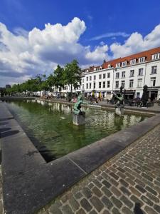 um rio no meio de uma cidade com edifícios em Charming duplex on the canal Brussels em Bruxelas