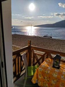 balcone con tavolo e vista sulla spiaggia. di Ornella's & Laura's secret place a Livadia