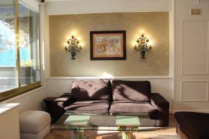 sala de estar con sofá y mesa de cristal en Hotel A Boira en Jaca