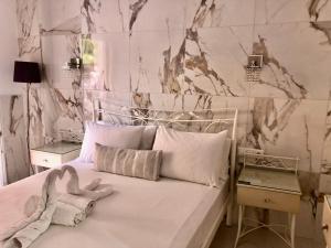 パルガにあるApartments Villa Apostolisのベッドルーム1室(白鳥2羽のベッド1台付)