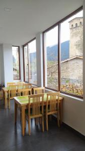 O vedere generală la munți sau o vedere la munte luată de la această pensiune